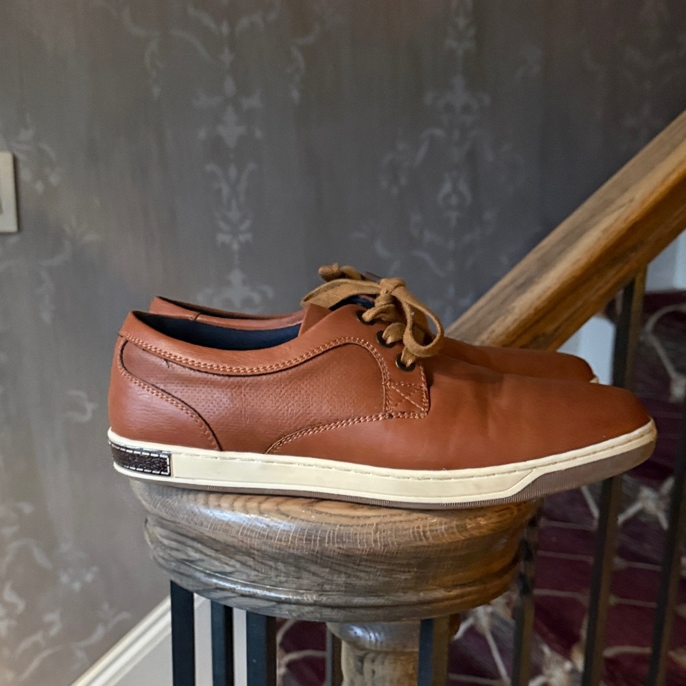 JOUSEN men’s brown sneaker. Size 8 preowned very good condition.